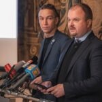 Ivan Bartoš Instagram - Jak už víte, od dnešního rána přijímají ústřední správní úřady eDoklady. Pozvali jsme proto novináře na tiskovou konferenci, abychom jim tenhle projekt představili. Spolu s Martinem Mesršmídem, ředitelem Digitální a informační agentury jsme prošli celý proces přihlášení i použití aplikace. Mluvili jsme taky o plánech do budoucna, které s občankou v mobilu máme. Jednou ze zvažovaných možností je implementace dalších dokumentů, třeba potvrzení o studiu, kartičky pojištěnce, nebo řidičáku. V roce 2026 pak počítáme s přechodem na European Digital Wallet, která zajistí široké spektrum dokladů v digitální podobě, platných po celé Evropě. A protože naše eDoklady jsou stavěny podle požadavů na celoevropské řešení, budeme připraveni!