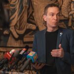 Ivan Bartoš Instagram - Jak už víte, od dnešního rána přijímají ústřední správní úřady eDoklady. Pozvali jsme proto novináře na tiskovou konferenci, abychom jim tenhle projekt představili. Spolu s Martinem Mesršmídem, ředitelem Digitální a informační agentury jsme prošli celý proces přihlášení i použití aplikace. Mluvili jsme taky o plánech do budoucna, které s občankou v mobilu máme. Jednou ze zvažovaných možností je implementace dalších dokumentů, třeba potvrzení o studiu, kartičky pojištěnce, nebo řidičáku. V roce 2026 pak počítáme s přechodem na European Digital Wallet, která zajistí široké spektrum dokladů v digitální podobě, platných po celé Evropě. A protože naše eDoklady jsou stavěny podle požadavů na celoevropské řešení, budeme připraveni!