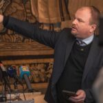 Ivan Bartoš Instagram - Jak už víte, od dnešního rána přijímají ústřední správní úřady eDoklady. Pozvali jsme proto novináře na tiskovou konferenci, abychom jim tenhle projekt představili. Spolu s Martinem Mesršmídem, ředitelem Digitální a informační agentury jsme prošli celý proces přihlášení i použití aplikace. Mluvili jsme taky o plánech do budoucna, které s občankou v mobilu máme. Jednou ze zvažovaných možností je implementace dalších dokumentů, třeba potvrzení o studiu, kartičky pojištěnce, nebo řidičáku. V roce 2026 pak počítáme s přechodem na European Digital Wallet, která zajistí široké spektrum dokladů v digitální podobě, platných po celé Evropě. A protože naše eDoklady jsou stavěny podle požadavů na celoevropské řešení, budeme připraveni!