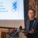 Ivan Bartoš Instagram - Jak už víte, od dnešního rána přijímají ústřední správní úřady eDoklady. Pozvali jsme proto novináře na tiskovou konferenci, abychom jim tenhle projekt představili. Spolu s Martinem Mesršmídem, ředitelem Digitální a informační agentury jsme prošli celý proces přihlášení i použití aplikace. Mluvili jsme taky o plánech do budoucna, které s občankou v mobilu máme. Jednou ze zvažovaných možností je implementace dalších dokumentů, třeba potvrzení o studiu, kartičky pojištěnce, nebo řidičáku. V roce 2026 pak počítáme s přechodem na European Digital Wallet, která zajistí široké spektrum dokladů v digitální podobě, platných po celé Evropě. A protože naše eDoklady jsou stavěny podle požadavů na celoevropské řešení, budeme připraveni!