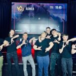 Ivan Bartoš Instagram - E-Sport again? 👽❤️ Díky organizátorům za pozvání na Finále “Střet Vyvolávvačů” - League of Legends do mé oblíbené Smíchovské SPŠ a gymnázia. Byl to super mix event. S rodinou jsme si to užili. 🐻👍 A díky studentům za “doprovodný program” a panu řediteli, kterej se akce účastnil. Tahle škola je známá svým dynamickým přístupem ke vzdělávání, řadou oborových aktivit a inovativními projekty. Proto 2x Smíchovská SPŠ a gymnázium