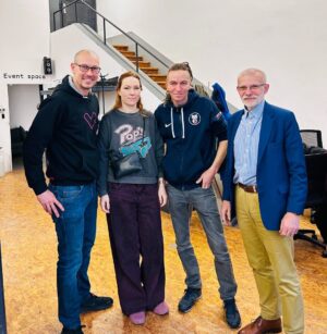 Ivan Bartoš Instagram - E-Sport again? 👽❤️ Díky organizátorům za pozvání na Finále “Střet Vyvolávvačů” -  League of Legends do mé oblíbené Smíchovské SPŠ a gymnázia. Byl to super mix event. S rodinou jsme si to užili. 🐻👍 A díky studentům za “doprovodný program” a panu řediteli, kterej se akce účastnil.
Tahle škola je známá svým dynamickým přístupem ke vzdělávání, řadou oborových aktivit a inovativními projekty. Proto 2x