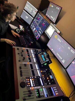 Ivan Bartoš Instagram - E-Sport again? 👽❤️ Díky organizátorům za pozvání na Finále “Střet Vyvolávvačů” -  League of Legends do mé oblíbené Smíchovské SPŠ a gymnázia. Byl to super mix event. S rodinou jsme si to užili. 🐻👍 A díky studentům za “doprovodný program” a panu řediteli, kterej se akce účastnil.
Tahle škola je známá svým dynamickým přístupem ke vzdělávání, řadou oborových aktivit a inovativními projekty. Proto 2x
