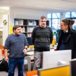Ivan Bartoš Instagram - Včera jsme ve Zlínském kraji měli jednu speciální zastávku. I přes nabitý program jsem musel navštívit knihovnu Univerzity Tomáše Bati ve Zlíně. Nojo. Někteří asi víte, že jsem vystudovaný knihovník, a prostě si nemůžu pomoct. 🙈 Navíc ředitel knihovny, Ondřej Fabián, je můj dlouholetý kámoš, který nás tam bohužel jen bleskově (víc času holt není) provedl a ukázal nové technické vybavení. Třeba nové počítače, které jsou úspornější, výkonnější a zpříjemňují studentům práci. Projekt na modernizaci vybavení realizuje v rámci Integrovaného regionálního operačního programu, který spadá pod @ministerstvopromistnirozvoj. Na Karlovce (@unikarlova) nám vždycky říkali, že když úspěšně dokončíme program Informační studia a knihovnictví, tak z nás budou ředitelé knihoven. Ondřej Fabián je toho důkazem –⁠ na rozdíl ode mě. 😉👍❤️📖 PS Díky za čepici 😎