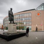 Ivan Bartoš Instagram - Včera jsme ve Zlínském kraji měli jednu speciální zastávku. I přes nabitý program jsem musel navštívit knihovnu Univerzity Tomáše Bati ve Zlíně. Nojo. Někteří asi víte, že jsem vystudovaný knihovník, a prostě si nemůžu pomoct. 🙈 Navíc ředitel knihovny, Ondřej Fabián, je můj dlouholetý kámoš, který nás tam bohužel jen bleskově (víc času holt není) provedl a ukázal nové technické vybavení. Třeba nové počítače, které jsou úspornější, výkonnější a zpříjemňují studentům práci. Projekt na modernizaci vybavení realizuje v rámci Integrovaného regionálního operačního programu, který spadá pod @ministerstvopromistnirozvoj. Na Karlovce (@unikarlova) nám vždycky říkali, že když úspěšně dokončíme program Informační studia a knihovnictví, tak z nás budou ředitelé knihoven. Ondřej Fabián je toho důkazem –⁠ na rozdíl ode mě. 😉👍❤️📖 PS Díky za čepici 😎