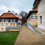 Ivan Bartoš Instagram - Kolonáda, hala Vincentka nebo Říční a sluneční lázně od architekta Dušana Jurkoviče v Luhačovicích dlouho chátraly. I díky evropským prostředkům se tyto a další kulturní památky podařilo obnovit a vrátit lázeňskému areálu původní lesk. @ministerstvopromistnirozvoj na záchranu objektů poskytlo téměř 160 milionů korun. Třeba se jim teď zadaří se zápisem na seznam UNESCO. Lázeňství má v České republice dlouholetou tradici a významně přispívá k cestovnímu ruchu, který se po pandemii pozvolna staví na nohy. Luhačovicím se teď vyplácí dlouhodobá práce místních. Turisté se sem rádi vracejí nejen díky lázním, ale i přírodě, architektuře a rodinné atmosféře. Velký dík za to patří starostovi Marianovi Ležákovi a generálnímu řediteli Lázně Luhačovice Jiřímu Dědkovi.