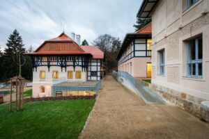 Ivan Bartoš Instagram - Kolonáda, hala Vincentka nebo Říční a sluneční lázně od architekta Dušana Jurkoviče v Luhačovicích dlouho chátraly. I díky evropským prostředkům se tyto a další kulturní památky podařilo obnovit a vrátit lázeňskému areálu původní lesk. @ministerstvopromistnirozvoj na záchranu objektů poskytlo téměř 160 milionů korun. Třeba se jim teď zadaří se zápisem na seznam UNESCO. 

Lázeňství má v České republice dlouholetou tradici a významně přispívá k cestovnímu ruchu, který se po pandemii pozvolna staví na nohy. Luhačovicím se teď vyplácí dlouhodobá práce místních. Turisté se sem rádi vracejí nejen díky lázním, ale i přírodě, architektuře a rodinné atmosféře. Velký dík za to patří starostovi Marianovi Ležákovi a generálnímu řediteli Lázně Luhačovice Jiřímu Dědkovi.