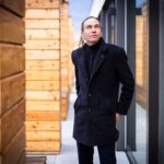 Ivan Bartoš Instagram - K dobrému startu do života patří kvalitní bydlení – v Kroměříži na to nezapomínají. Přestavěli tady budovu bývalé vojenské správy v Havlíčkově ulici na bytový dům s 25 startovacími byty, o které můžou žádat lidi od 18 do 35 let. Po škole, na startu pracovní kariéry si nemůžou dovolit komerční nájmy nebo hypotéku, proto potřebují pomocnou ruku. 🤝 Společně s náměstkyní hejtmana Zlínského kraje @hana.ancincova, starostou Kroměříže panem Tomášem Opatrným a zastupitelem @vratislav_kmz jsem se na ně byl podívat. Na projekt přispělo z evropských fondů i MMR. 🇪🇺 Na mladé v celém Česku nezapomínáme ani v naší reformě Bydlení pro život. Obcím nabízíme finance i know-how na rekonstrukce a výstavbu bytů. V příštích několika letech plánujeme do dostupného bydlení dostat až 20 miliard. Bytovou nouzi dětí zase může zmírnit návrh zákona o podpoře v bydlení, který jsme předložili vládě. Bydlení je základ. #bydleniprozivot