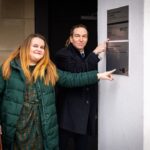 Ivan Bartoš Instagram - K dobrému startu do života patří kvalitní bydlení – v Kroměříži na to nezapomínají. Přestavěli tady budovu bývalé vojenské správy v Havlíčkově ulici na bytový dům s 25 startovacími byty, o které můžou žádat lidi od 18 do 35 let. Po škole, na startu pracovní kariéry si nemůžou dovolit komerční nájmy nebo hypotéku, proto potřebují pomocnou ruku. 🤝 Společně s náměstkyní hejtmana Zlínského kraje @hana.ancincova, starostou Kroměříže panem Tomášem Opatrným a zastupitelem @vratislav_kmz jsem se na ně byl podívat. Na projekt přispělo z evropských fondů i MMR. 🇪🇺 Na mladé v celém Česku nezapomínáme ani v naší reformě Bydlení pro život. Obcím nabízíme finance i know-how na rekonstrukce a výstavbu bytů. V příštích několika letech plánujeme do dostupného bydlení dostat až 20 miliard. Bytovou nouzi dětí zase může zmírnit návrh zákona o podpoře v bydlení, který jsme předložili vládě. Bydlení je základ. #bydleniprozivot