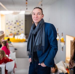 Ivan Bartoš Instagram - Děkuji @prezident_pavel za důstojný, státnický a lidský projev do nového roku. Představuje příjemnou změnu, kterou si naše země a lidé zaslouží. Dívá se v něm do budoucnosti, kdy dodává lidem tolik potřebné povzbuzení a odvahu. Oslovuje všechny vrstvy obyvatel, včetně mladých, které někteří politici opomíjejí. Cením kromě důrazu na pospolitost, také zmínku o našem pevném ukotvení v EU a NATO jakožto záruce bezpečí, což podporujeme i s @jan_lipavsky. 

Za Piráty chci zdůraznit, že na věcech, které prezident v projevu zmínil, už intenzivně pracujeme a máme již reálné výsledky. Jde jednak o zlepšení dostupnosti bydlení jak skrze legislativu, tak miliardové investice, o podporu mladých lidí a rodin s dětmi. Samozřejmě budeme i nadále bojovat proti korupci, populismu a extremismu a usilovat o lepší udržitelnou budoucnost pro nás všechny. 

Projevem se nesla silná víra v lidi a jejich schopnosti. To s panem prezidentem sdílím. Všem vám proto přeji mnoho zdaru a sil nejen v novém roce. 👍🇨🇿🇪🇺❤️