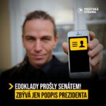 Ivan Bartoš Instagram - eDoklady právě prolétly senátem a zbývá podpis prezidenta! Vzhledem k tomu, že na našem Týdnu pro @digitální česko ukázal svůj vřelý vztah k digitalizaci se už na občanku v mobilu začínám opravdu těšit. Kolem se ale stále objevují stejné otázky pořád dokola. Pojďme si na ně přehledně odpovědět! 👉 Do ostrého provozu se eDoklady dostanou zhruba v polovině Ledna. I když to nevychází přesně, bude to pro mě takový dodatečný dárek pod stromeček. 👉 Největší výhodou, teda kromě nenošení plastových kartiček, je větší soukromí. Díky možnosti výběru zobrazených dat ukážete při kontrole vždy jen to co je potřeba. Při prokazování věku nikdo nemusí vidět nejen vaší adresu, ale ani datum narození. Použít navíc půjde i offline! 👉 Pokud náhodou ztratíte telefon s eDoklady, šance na zneužití bude výrazně menší, než u klasické občanky. Kromě ochrany samotného telefonu bude aplikace chráněna biometrií a půjde kdykoliv jednoduše deaktivovat přes Portál občana a znovu aktivovat na novém telefonu. 👉 Používání občanky v mobilu bude samozřejmě dobrovolné. Plastové kartičky se neruší, naopak pro všechny pořád platí povinnost klasickou občanku vlastnit, i když třeba jen doma v šuplíku. 👉 Náběh bude postupný, nasazení do celého státu není snadný úkol. Při startu půjdou používat na Ministerstvech a Úřadu vlády, od července se přidá policie, finančáky a úřady práce. Od ledna 2025 se pak přidá i Pošta a obecní úřady. 👉 Naše eDoklady půjdou použít jen u nás v Česku, celoevropské řešení by mělo přijít někdy v roce 2026. Spuštěním vlastní appky ale získáváme cenný čas a zkušenosti a do evropské eWallet pak jen plynule vklouzneme. eDoklady jsou totiž vytvářeny tak, abychom přechod ani nezaznamenali. Tak co, už se na občanku v mobilu těšíte?
