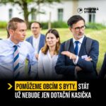 Ivan Bartoš Instagram - Sehnat dneska slušný nájem, který vás finančně nezruinuje, je pořádný bolehlav. Řešením by mohly být taky obecní byty – těch je ale zoufale málo a nové se v posledních letech skoro nestavěly. Ještě dva roky zpátky nebyl mezi starosty a starostkami o investice do bydlení zájem. Vadily vysoké úroky a další nešťastně nastavené podmínky. Nejde ale jen o peníze. Velká města mají své developerské společnosti, umí projektové řízení. Naopak menším městům a obcím odborníci často chybí, i proto se do projektů bydlení moc nepouštějí. Na fotce se na něj sice mračím, ale s novým ředitelem Danielem Ryšávkou se nám podařilo Státní fond podpory investic posunout na jiný level: 👉 Prosadili jsme novelu zákona, díky které může rychle reagovat na náhlé krize. 👉 V novém programu Nájemní bydlení se po připravené miliardě na nájemní byty jen zaprášilo. 👉 Fond už není jen kasičkou na dotace, ale nabízí starostům a starostkám praktickou pomoc při přípravě bytových projektů – kde sehnat stavaře, ekonoma atd. Týmy expertů budou v každém regionu, pilot se už rozjíždí v Královéhradeckém kraji. Obcím se budou určitě hodit, na příští roky máme na bytové projekty asi 8,5 miliardy z Národního plánu obnovy. To bude teprve jízda!