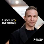 Ivan Bartoš Instagram - Je to přesně dva roky, co jsme s @jan_lipavsky a Michalem Šalomounem přijeli do Lán, aby nás prezident jmenoval ministry. Často poslouchám, jestli jsme do vlády měli chodit. A jestli má smysl, abychom tam byli. Sám to mám z první ruky. Denně na ministerstvu slyším, co prý brání tomu, aby stát fungoval efektivněji, rychleji, levněji a vlídněji pro občany. Týden co týden se na vládě osobně dohaduji s lidmi, kteří někdy vidí svět úplně jinak než já. A jednou za rok si jdu na Křišťálovou lupu převzít anticenu za to, že prý děláme málo, pomalu a pozdě. Ale taky vidím, že za Piráty: 👉 jsme navrátili páteř zahraniční politice, 👉 jsme prosadili navýšení rodičáku, 👉 jsme posílili práva rodičů na pobyt s dětmi v nemocnici, 👉 jsme připravili ke spuštění reformu dostupného bydlení a zajistili 10 miliard na výstavbu, 👉 jsme sehnali profíky, kteří opravdu začínají Česko digitalizovat, a tak už brzy rozjedem například e-Doklady, 👉 jsme dali stopku na zneužívání médií a dotací politiky, 👉 jsme skrz antibyrokratické balíčky osekali kus únavné byrokracie, 👉 jsme usnadnili instalaci obnovitelných zdrojů energií... a mnohé a mnohé další. Jsme v poločase. Pracujeme intenzivně na shánění podpory pro manželství pro všechny, chystáme legalizaci konopí, korespondenční volbu, náběh reformy dostupného bydlení, rozšíření předškolní péče a spoustu dalších věcí. Díky všem, co se na tom podílí, a na této těžké a podle mě pro Piráty zodpovědné vládní cestě nás podporují. ❤️