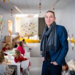 Ivan Bartoš Instagram - Dřív byl problém dostat dítě na vysokou nebo třeba lepší gymnázium, dnes se bojuje o místo ve školce. Je to bolavý problém – pro takovou matku samoživitelku, které dítě nevzali už v pěti školkách, doslova existenční. Na @ministerstvopromistnirozvoj sice nemáme školství na starost, ale posíláme evropské peníze na nové mateřské školy i navyšování kapacit. Při návštěvě Libereckého kraje jsem se byl na jednu takovou podívat. Ve Vratislavicích nad Nisou mají 50 nových míst pro předškoláky a mladší tří let. Děti tady mají třeba lezeckou stěnu, relaxační sítě a velký venkovní prostor na hraní. Školku chválí nejen rodiče, netradiční budova sbírá úspěchy v soutěžích. Získala i titul Stavba roku a Českou cenu za architekturu. MMR na ni přispělo 28 miliony korun z evropských fondů. Díky za prohlídku osvícené paní ředitelce Daně Keltnerové a panu starostovi Lukášovi Pohankovi. Pro období 2021–2027 resort z IROP připravil pro školky více než 4 miliardy korun. Vzniknou tisíce nových míst tam, kde jsou potřeba. 🇪🇺 🇨🇿