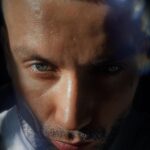 Ivan Krishtoforenko Instagram – Ранее утро ,осень.
Было настолько тихо ,мне показалось ,что я один в этом мире. Это была суббота, ночью я спал как младенец ,мне приснился человек, которого я уже не встречу в этом мире.
Никогда прежде мне не снился этот человек и честно сказать ,я давно ждал этой встречи.
Мы разговаривали так долго и я запомнил буквально ,каждое слово ,каждый взгляд и улыбку.Утром ,как только проснулся ,пошёл на кухню заварить чай и сидя за столом переваривал услышанное.
Оделся и побежал в парк на пробежку ,чай так и остался дожидаться меня на столе.
Hans Zimmer играл в моих ушах ,парк был практически пуст и я довольный бежал по дороге не ощущая своего веса тела.
Будто сериал или полный метр ,я был доволен ,что никуда не поехал.
