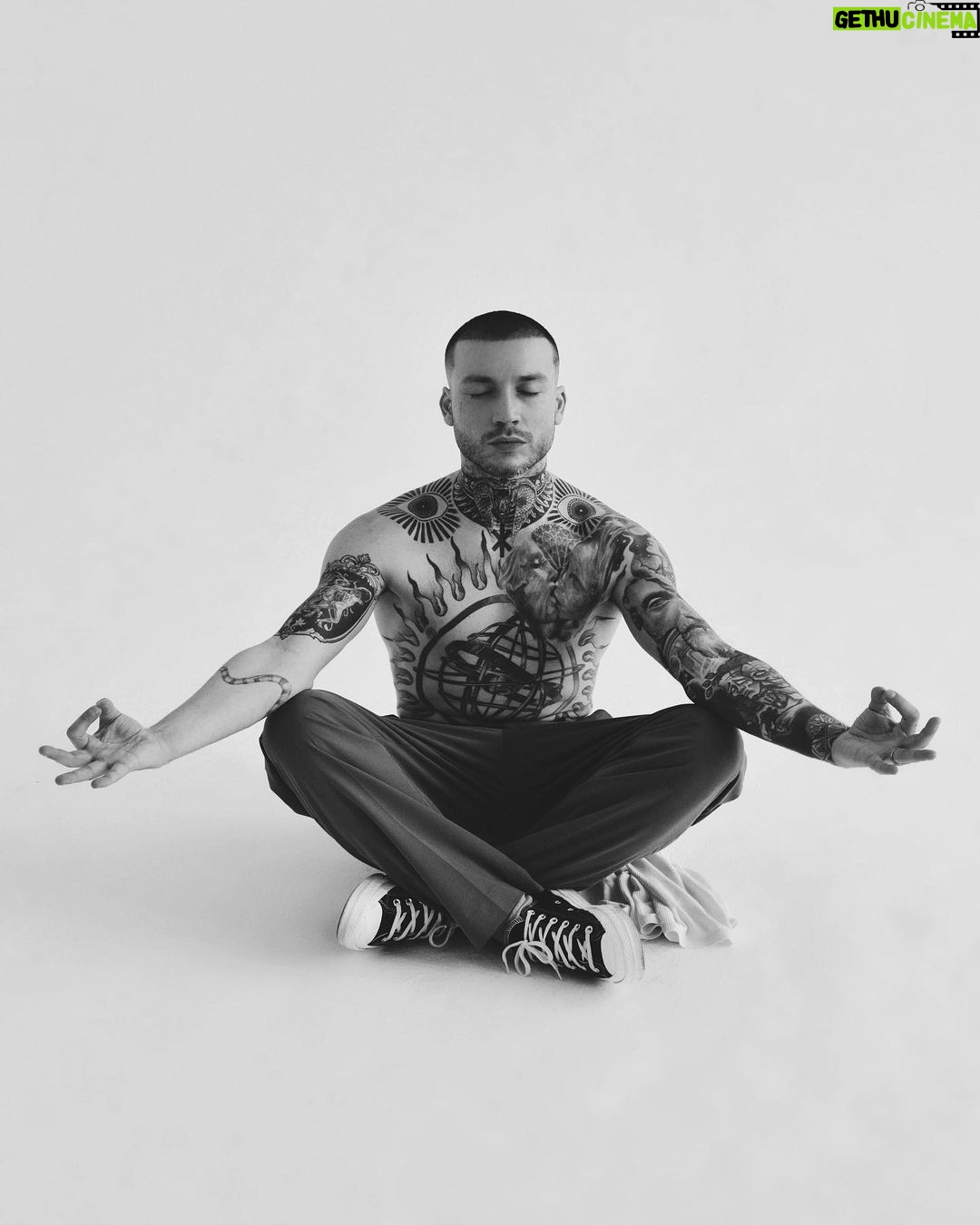 Ivan Krishtoforenko Instagram - Когда нам не за что уцепиться, мы цепляемся за свой ум. Мышление о мышлении, исследование своих знаний. Вроде знаю много,но не знаю ничего.