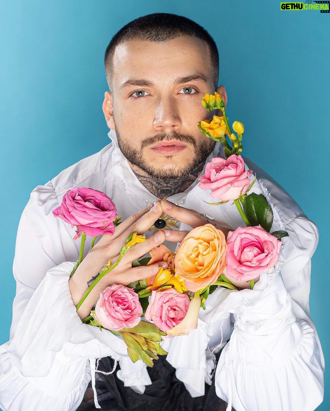Ivan Krishtoforenko Instagram - Дети, цветы жизни , но мы и взрослые , как дети! Вредные привычки как пожилые родители, их трудно отпускать и сложно мериться. Надеюсь ваша весна, станет для вас новым дыханием. Foto @markelova___v Style @_shura_style Decorating @bublikbazaar