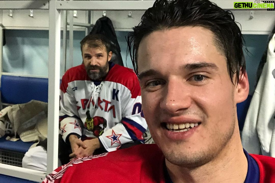 Ivan Zhvakin Instagram - Хочу поделиться секретом, а может очевидным фактом: никто из парней сериала «Молодежка» не родился на льду. Мы много тренировались и много работали над собой. Порой играли после тренировок. Но мой дебют, как хоккеиста на настоящем льду, а не в кино, случился, не поверите, только недавно. Три полных периода на показательном матче во Владимире! И эмоции от этого матча просто не передать словами в одном коротеньком посте! Мы играли с командой, где каждый игрок – профессионал. Более того, в нашей команде играли два олимпийских чемпиона – Евгений Давыдов и Василий Первухин! Я чувствовал нереальный прилив адреналина и спорт на пределе возможностей. Игра в хоккей – это вам не съемки игры в хоккей. Профи знают, как распределять силы на площадке: где рвать, а где шайба не твоя. Я же играл «на максималках» весь матч. В итоге язык на плече, эмоции на грани. Мы победили! Я был полезен команде!🧐 Ну, по крайней мере, я так думал😅 Но всё равно был по-настоящему счастлив! После стольких лет мне захотелось проверить себя и я нисколько не пожалел. #иванжвакин #хоккей