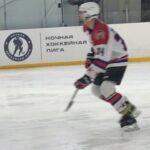 Ivan Zhvakin Instagram - Хочу поделиться секретом, а может очевидным фактом: никто из парней сериала «Молодежка» не родился на льду. Мы много тренировались и много работали над собой. Порой играли после тренировок. Но мой дебют, как хоккеиста на настоящем льду, а не в кино, случился, не поверите, только недавно. Три полных периода на показательном матче во Владимире! И эмоции от этого матча просто не передать словами в одном коротеньком посте! Мы играли с командой, где каждый игрок – профессионал. Более того, в нашей команде играли два олимпийских чемпиона – Евгений Давыдов и Василий Первухин! Я чувствовал нереальный прилив адреналина и спорт на пределе возможностей. Игра в хоккей – это вам не съемки игры в хоккей. Профи знают, как распределять силы на площадке: где рвать, а где шайба не твоя. Я же играл «на максималках» весь матч. В итоге язык на плече, эмоции на грани. Мы победили! Я был полезен команде!🧐 Ну, по крайней мере, я так думал😅 Но всё равно был по-настоящему счастлив! После стольких лет мне захотелось проверить себя и я нисколько не пожалел. #иванжвакин #хоккей