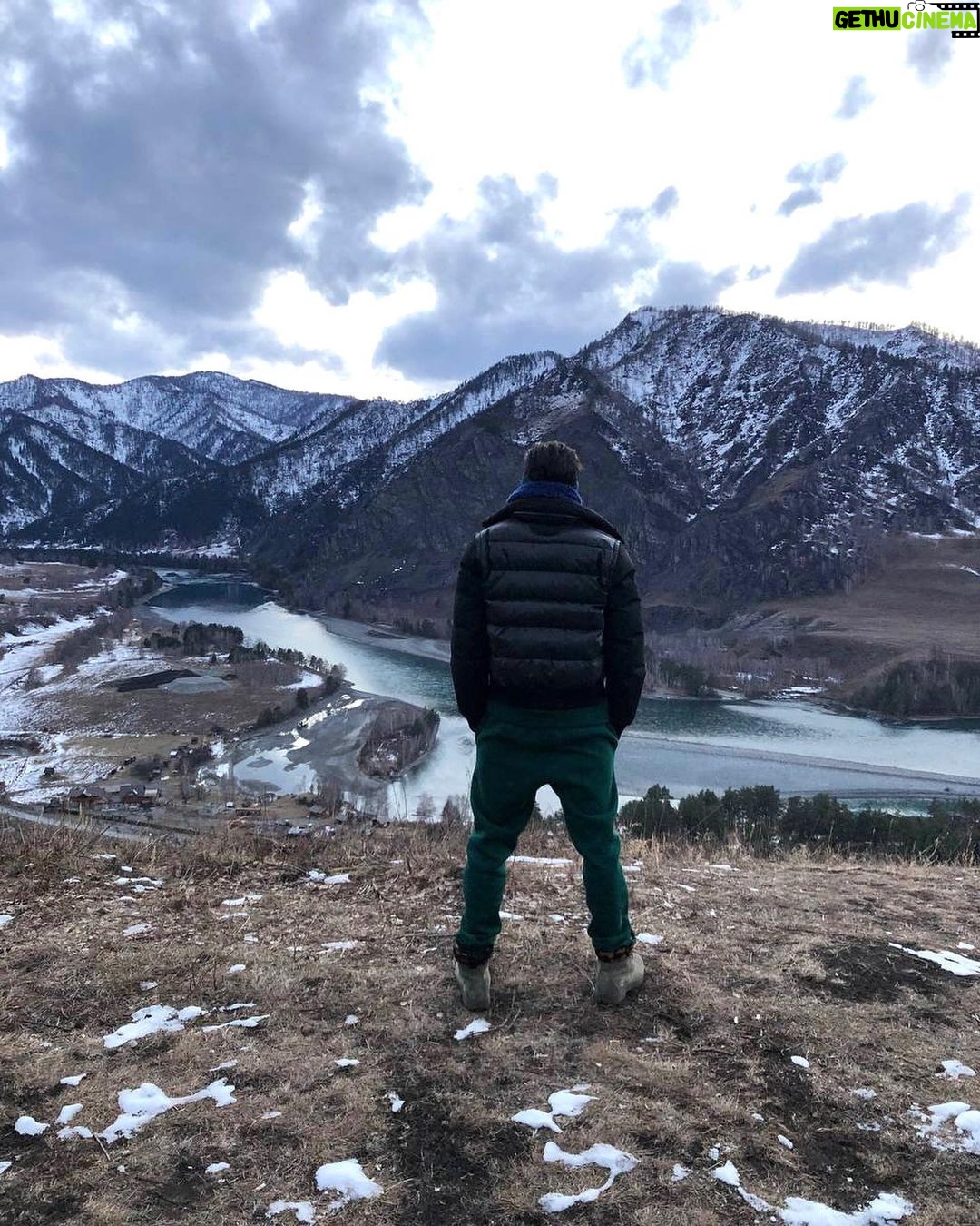 Ivan Zhvakin Instagram - 🏞Алтай! Ну вот! И я с тобой познакомился🙌)) Здесь места, наполненные силой, которые так и манят толпы туристов! Если бы не моя профессия, то не представляю, когда бы еще состоялась эта важная для меня встреча! Я ОБОЖАЮ экспедиции за бурю эмоций и чистый воздух! Про съёмки просили ничего пока не рассказывать, как бы сильно мне не хотелось поделиться! Поэтому делюсь своим впечатлением от местного колорита, пейзажей и чистого горного воздуха🏔! Спасибо тебе Алтай. В гостях у тебя хорошо! Ну, а про съемки расскажу, когда придет время! Вам понравится то, что было реализовано! Кто был на Алтае? Какие впечатления были у вас? P.S. В куртке @diegom_milano #DIEGOM #modaitaliana #FW2223 очень комфортно в путешествиях! Grazie @manuelabortolameolli_official Горно-Алтайск
