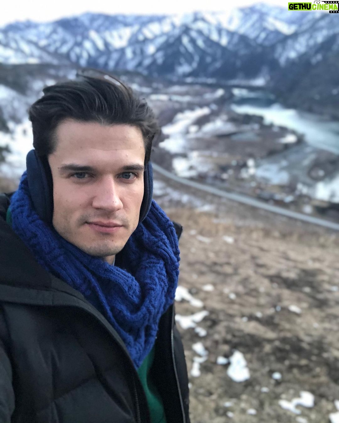 Ivan Zhvakin Instagram - 🏞Алтай! Ну вот! И я с тобой познакомился🙌)) Здесь места, наполненные силой, которые так и манят толпы туристов! Если бы не моя профессия, то не представляю, когда бы еще состоялась эта важная для меня встреча! Я ОБОЖАЮ экспедиции за бурю эмоций и чистый воздух! Про съёмки просили ничего пока не рассказывать, как бы сильно мне не хотелось поделиться! Поэтому делюсь своим впечатлением от местного колорита, пейзажей и чистого горного воздуха🏔! Спасибо тебе Алтай. В гостях у тебя хорошо! Ну, а про съемки расскажу, когда придет время! Вам понравится то, что было реализовано! Кто был на Алтае? Какие впечатления были у вас? P.S. В куртке @diegom_milano #DIEGOM #modaitaliana #FW2223 очень комфортно в путешествиях! Grazie @manuelabortolameolli_official Горно-Алтайск