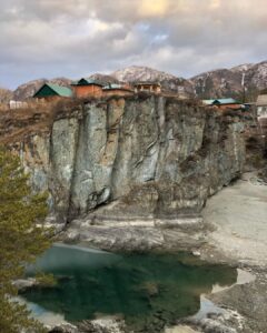 Ivan Zhvakin Instagram - 🏞Алтай! Ну вот! И я с тобой познакомился🙌)) Здесь места, наполненные силой, которые так и манят толпы туристов! Если бы не моя профессия, то не представляю, когда бы еще состоялась эта важная для меня встреча! Я ОБОЖАЮ экспедиции за бурю эмоций и чистый воздух! Про съёмки просили ничего пока не рассказывать, как бы сильно мне не хотелось поделиться! Поэтому делюсь своим впечатлением от местного колорита, пейзажей и чистого горного воздуха🏔! Спасибо тебе Алтай. В гостях у тебя хорошо! Ну, а про съемки расскажу, когда придет время! Вам понравится то, что было реализовано! Кто был на Алтае? Какие впечатления были у вас? P.S. В куртке @diegom_milano #DIEGOM #modaitaliana #FW2223 очень комфортно в путешествиях! Grazie @manuelabortolameolli_official Горно-Алтайск