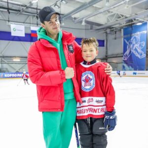 Ivan Zhvakin Instagram - Не первый год езжу на сборы детского хоккейного лагеря «Звезда хоккея» в Сочи!

У парней там тренировок больше, чем у нашей сборной!

И мне посчастливилось заскочить на одну из таких!

Драйв детей (им до 10 лет) заряжает любого взрослого человека!

Спрашиваю — «устали от тренировок?»
А они — «Нет! Круто!»

Вспомнил, как перед съемками Молодежки у нас было по три тренировки в неделю.
Но между нами говоря, мне сполна хватало и двух. 😅

Это здорово, когда молодую энергию направляешь в правильное, спортивное русло!)👍

P.S. Бонус в этих поездках — приятная возможность подышать морским, свежим воздухом!)

В Москве солнца почти нет. А в Сочи, если с погодой везёт, можно и солнышком вдоволь насладиться!☺️

Зимой, кстати, еще будут сборы! 

Хоккей и морское солнце — самый удачный выбор активного спорта для детей!👍