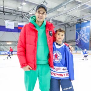 Ivan Zhvakin Instagram - Не первый год езжу на сборы детского хоккейного лагеря «Звезда хоккея» в Сочи!

У парней там тренировок больше, чем у нашей сборной!

И мне посчастливилось заскочить на одну из таких!

Драйв детей (им до 10 лет) заряжает любого взрослого человека!

Спрашиваю — «устали от тренировок?»
А они — «Нет! Круто!»

Вспомнил, как перед съемками Молодежки у нас было по три тренировки в неделю.
Но между нами говоря, мне сполна хватало и двух. 😅

Это здорово, когда молодую энергию направляешь в правильное, спортивное русло!)👍

P.S. Бонус в этих поездках — приятная возможность подышать морским, свежим воздухом!)

В Москве солнца почти нет. А в Сочи, если с погодой везёт, можно и солнышком вдоволь насладиться!☺️

Зимой, кстати, еще будут сборы! 

Хоккей и морское солнце — самый удачный выбор активного спорта для детей!👍