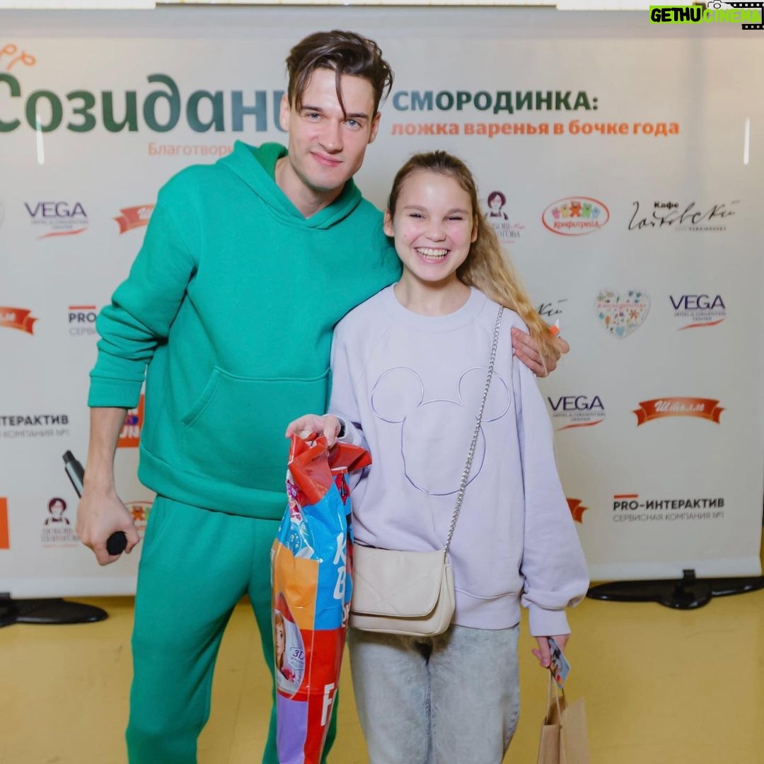 Ivan Zhvakin Instagram - Я поддерживаю, своим участием пока всего только один благотворительный фонд «Созидание» @bf_sozidanie Они позвали меня (первыми) и вот я приезжаю к ним уже третий год и с удовольствием приеду ещё!☺️) Хочу сказать, что благотворительность — это ведь одна из таких вещей, с помощью которых мы не чувствуем себя пустыми в этом мире, а даже наоборот, придаём значение нашему внутреннему существованию. Ещё Ницше говорил, что «Мы сами выбираем смысл нашей жизни». И это всего лишь один из способов) Так пусть их у каждого из нас, будет, как можно больше! Обнимаю! Moscow