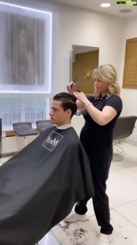 Ivan Zhvakin Instagram - Продолжаю экспериментировать над своей природной шапкой)) Пришёл к выводу, что совсем короткие стрижки - мне не очень. А пушистым ходить жарко - густой ворс😄 Хочется, чего-то универсального и практичного. И ещё я люблю самураев✊)) поэтому иногда собираю волосы в хвост. В общем, как выяснилось, мне очень подходит стрижка undercut! Ей почти 100 лет. Первыми ее стали носить британские солдаты в период Первой Мировой войны. Чуть позже стрижку «андеркат», позволявшую сохранить относительную длину волос и не мешавшую вести бой, герои войны популяризировали и в мирной жизни. Уже в 20-х годах XX века стрижка стала неотъемлемой частью стиля молодых людей, поступающих в ВУЗы. Её актуальность сохраняется и по сей день! Вот, теперь вы знаете, куда стоит обратиться по данному вопросу!🧐) Помимо качественной работы, хочу ещё отметить очень чистый и приятный глазу салон, который расположен очень удобно. Приветливые мастера своего дела не оставят вас без желания вернуться туда снова😏)) Добро пожаловать в MAIJA❤️ 📍г.Москва ул.Гиляровского 1, стр 1 📞8 495 607 38 30 Улица Гиляровского