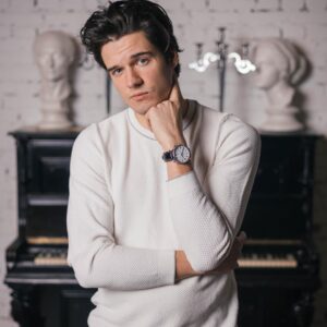 Ivan Zhvakin Instagram - Ну, вот… в таком мы живем «мире» вокруг нас! Пока влияние и превосходство будет важнее человеческих жизней, ещё совсем рано говорить о нас, как о осознанном и гуманном сверхчеловеке. Но вот кто на самом деле решает, чтобы мы рождались в таком вот «мире»: некие силы или мы сами?! Экзистенциальные вопросы мучают меня уже давно. Пока не вспомнил ещё, кто именно решил за меня или я сам решил, но ровно 30 лет назад появилось мое собственное сознание, а то есть именно Я! Ровно 30 лет назад я появился на этом свете и разрезал его своим криком, начав свою историю жизни! И вот сижу я вчера перед обращением презедента и понимаю, что прямо на наших глазах происходит историческое событие., которое мне то уж точно запомнится, совпав с моим юбилеем. Я не политолог и не обладаю всем пониманием происходящего. Но, видит бог, я всегда был и буду против любых страданий! Поэтому пусть все эти «игрища» взрослых дяденек в пиджаках, протекают только в их любимой бюрократии на бумажках. И никогда, повторюсь никогда, не будет задеваться мирное население, которое и формирует понятие общество, которое должно стать осознанным. Пусть вокруг всех нас всегда будет только благоденствие и процветание!!! А какова для вас эта жизнь по ощущениям: -Рай, больница или тюрьма?  #иванжвакин #молодежка #юбилей #мирумир