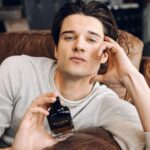 Ivan Zhvakin Instagram - Притягивают меня последнее время парфюмы с алкогольными нотами! Наверное потому, что они понятные и приятные… яркие, но и мягкие одновременно. Вот и парфюме Givenchy Gentleman Réserve Privée акцент сделан на аромате виски из Шотландии!.. Также тут угадывается запах вековых бочек, в которых выдерживают годами виски благодаря нотам кедра, пачули и ветивера… Вполне достаточно для настоящего Джентельмена 💁‍♂️?) но он ведь должен нравится женщинам, так? Поэтому тут есть отчетливый вкус!! печенья 🍪 Ну, и определенно рука сама тянется к этому элегантному флакону… Одним словом, рекомендую как минимум протестировать! Недаром аромат выпустили в продажу накануне гендерных праздников, будет отличным подарком для близкого мужчины на 23 февраля, ну или на день рождения 😜 Кому б подарили такой?!! @givenchybeauty #gentleman #givenchybeauty #иванжвакин #костров #молодежка #мужскойподарок #парфюм Новый Арбат