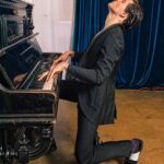 Ivan Zhvakin Instagram - 🧐Я, конечно, поздравлю всех тех, кто сегодня отмечает именно его, День Святого Валентина! но я вырос там, где этот день никак не праздновали😬). Так же хочу напомнить, что у нас есть свой праздник на эту тему: День Семьи, любви и верности (8 июля)! Надо будет не забыть, и с ним поздравить вас!)) Ну а от себя я желаю, чтобы у всех влюблённых каждый день был праздник❤️!! А кто одинок, пусть поскорее найдёт свою вторую половинку и будет уже вместе с ней выбирать радоваться им этим европейским дням или нет🤷‍♂️)!😂 Как кстати отмечаете?? Подарки, свидания уже были?🎁🎈 📸Ph: @nikitakit.ph #иванжвакин #европейский #праздник #деньсвятоговалентина #молодежка #костров #открытки #сердечки #поздравления #любовь Большой зал Московской консерватории