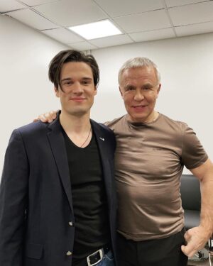 Ivan Zhvakin Instagram - Лично я себе никак не представлял, что меня пригласят на съёмки к легендарному 🥇🥇🥇Вячеславу Фетисову обсудить нашу хоккейную сборную. В студии собрались именитые игроки, комментаторы и от актерского цеха был еще Александр Носик.  А ведь было время, когда хоккей меня вообще никак не интересовал! И через какую необычную тропинку мне удалось к нему прийти и соприкоснуться с этой любимой на весь мир игрой🏒 Удивляет, что многие, кто снимался в «Молодежке», теперь так крепко ассоциируются с настоящими игроками)), а зрители ждут продолжения😆!.. Обязательно буду смотреть игры нашей сборной, особенно, если учесть, что эта Олимпиада проходит без зрителей. Даже не представляю, как им такоЭ 🧐Всех приглашаю поддержать мой порыв и заодно посмотреть эфир программы «Фетисов» в это воскресенье на телеканале Звезда в 23.00. 
Ну что будем болеть за наших??!) #иванжвакин #молодежка #фетисов #сборнаяроссии #костров #олимпиада2022 #звезда