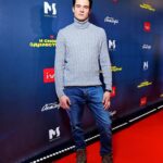 Ivan Zhvakin Instagram - 🎞Побывал на первой премьере года в кинотеатре «Октябрь»! Для меня первой… «И снова здравствуйте!» - комедия (а точнее целый сериал) с элементами «мокрухи». Сюжет очень забавный! Приятное музыкальное сопровождение и бодрые поставленные драки скрасят ваш досуг. Ну, и, конечно, всем фанатам актера Андрея Мерзликина будет интересно!) Главная центровая роль, есть все шансы вдоволь насладиться игрой своего любимого актера!) На платформе @ivi_official с сегодняшнего дня можно увидеть первые две серии! Любите комедии? Какие любимые?) #жвакиниван #кино #октябрь #исноваздравствуйте #красная #дорожка #ivi #молодежка #костров #мерзликин #поздравляю #премьера Кинотеатр «Октябрь»