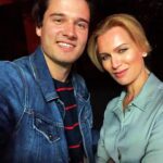 Ivan Zhvakin Instagram - 📺А вы сейчас смотрите т/с «Девушки с Макаровым» на тнт🔫?? Первый сезон с моим участием) Спасибо создателям за возможность поиграть в одном кадре с такими прекрасными партнерами и партнершами😏!) Порой добрый совет заслуженных по цеху ценнее, даже самой зарплаты (почти правда))! И поверьте, коллектив у нас сложился отменный) Когда я согласился сниматься, я не видел сценария целиком📖 - уже только на этапе читки смог сложить полную картину происходящего😅 В итоге я удивился, насколько непростой и сколький оказался мой персонаж. Жаль, что мало🙃)) Так как вам сериальчик? #иванжвакин #девушкисмакаровым #сериал #тнт #москва #челябинск #полиция #костров #молодежка #всемздоровья 🙌!