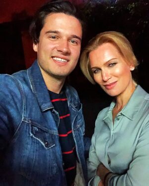 Ivan Zhvakin Instagram - 📺А вы сейчас смотрите т/с «Девушки с Макаровым» на тнт🔫?? Первый сезон с моим участием) Спасибо создателям за возможность поиграть в одном кадре с такими прекрасными партнерами и партнершами😏!) Порой добрый совет заслуженных по цеху ценнее, даже самой зарплаты (почти правда))! И поверьте, коллектив у нас сложился отменный) Когда я согласился сниматься, я не видел сценария целиком📖 - уже только на этапе читки смог сложить полную картину происходящего😅 В итоге я удивился, насколько непростой и сколький оказался мой персонаж. Жаль, что мало🙃)) Так как вам сериальчик? #иванжвакин #девушкисмакаровым #сериал #тнт #москва #челябинск #полиция #костров #молодежка #всемздоровья 🙌!