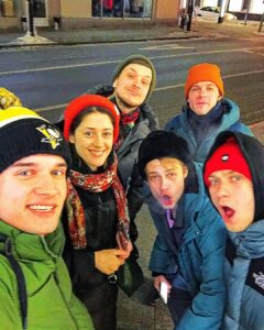 Ivan Zhvakin Instagram - 🥒Встретились однокурснички!! Ну, вот такие мы 🤪 «через годы и расстояния»! Впринципе так и не изменились!) Всё так же серьёзные и сосредоточенные человеки, как и раньше!📸)) Вообще, это интересное ощущение, когда видишься с людьми, которых уже давно и хорошо знаешь. Думаю, это не только приятно, но и полезно😜. А всё это благодаря нашему дорогому Егорчику @cheegor, который собрал всех нас вместе на своем дне рождения!🎉 Еще раз поздравляю, Дружище! Пусть вокруг тебя всегда будут близкие и надежные человеки;))!💫 А вы встречаетесь с однокурсниками/ одноклассниками?!👇 #иванжвакин #друзья #однокурсники #щепка #вотвремяпролетело #бейлисы #курс #римляне #деньрождения #егор #уря CRAVE Theatre Moscow