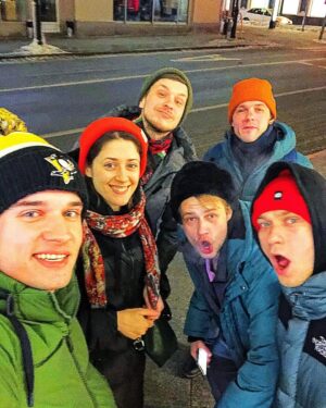Ivan Zhvakin Instagram - 🥒Встретились однокурснички!! Ну, вот такие мы 🤪 «через годы и расстояния»! Впринципе так и не изменились!) Всё так же серьёзные и сосредоточенные человеки, как и раньше!📸)) Вообще, это интересное ощущение, когда видишься с людьми, которых уже давно и хорошо знаешь. Думаю, это не только приятно, но и полезно😜. А всё это благодаря нашему дорогому Егорчику @cheegor, который собрал всех нас вместе на своем дне рождения!🎉 Еще раз поздравляю, Дружище! Пусть вокруг тебя всегда будут близкие и надежные человеки;))!💫 А вы встречаетесь с однокурсниками/ одноклассниками?!👇 #иванжвакин #друзья #однокурсники #щепка #вотвремяпролетело #бейлисы #курс #римляне #деньрождения #егор #уря