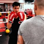 Ivan Zhvakin Instagram - Первый урок бокса!! Основа основ. Самое универсальное единоборство на планете! Уже очень давно хотел попробовать себя в этом и наконец-то я дорвался до него!)) Час индивидуального урока c @antonrurik пролетели, как минута. Сразу же возникла пробуксовка с соблюдением дистанции и синхронизацией рук с ногами. Но мне повезло с тренером, он сказал, что через пару-тройку занятий это даётся уже намного легче😊 Первое занятие… и сразу же на ринге, кстати, тоже первый раз! Неплохое начало 😅 На канатах успел повисеть, как Рокки и разбежаться от них, как Джон Сино в рестлинге!😄 Ну, в общем, теперь-то я ещё больше готов, держать удары судьбы и правильную дистанцию с проблемами по жизни!😎 Любите бокс? Или только посмотреть? #иванжвакин #бокс #ринг #рокки #джонсино #удар #первыйразвпервыйкласс Оружейный Переулок
