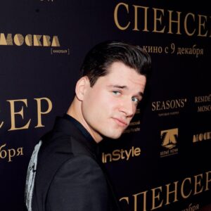 Ivan Zhvakin Instagram - Побывал на закрытом предпремьерном показе фильма «Спенсер» по приглашению журнала @instylerussia. Это история о трех днях из жизни принцессы Дианы, в которые она твердо решила сбежать из королевской семьи! Атмосфера @cinema.moscow перед показом была соответствующая… волнующая! Красная дорожка, нарядные платья и еще более нарядные пиджаки))) @philipppleinofficiel
Рад был незапланированным встречам со знакомыми и приобрел новых! Про фильм ничего не буду говорить: кто его ждет, пусть обязательно посмотрит. Но сдается мне, что это было роковое решение принцессы, согласны?  #иванжвакин #ледиди #принцессадиана #spencer #instylerussia #кинотеатрмосква #modaseasonscinema.  Look: @philipppleinofficial  Hair: @schegol_moscow