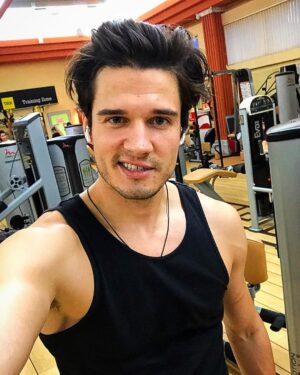 Ivan Zhvakin Instagram - 🎧А вам помогает музыка во время тренировок? Мне очень!! Порой, то, что играет в самом зале, вызывает отвращение и сбивает с толку😝. Я люблю слушать, что-то подвижное и взрывное, чтобы подбадривало во время силового подхода💪. Считаю, что у каждого музыкального жанра есть своя цель и круто, когда она с ними справляется, а дальше - уже дело вкуса. Вряд ли я смог бы делать это под классику😄 Сейчас, например, в моих наушниках играет Limp Bizkit🤟! У них как раз новый альбом вышел (свежак)! Кто-нибудь уже слушал?) Пишите свои любимые треки, составлю плейлист из тех, которые порекомендуете, если совпадем!😁👇
#плейлист #музыканассвязала #иванжвакин #актер #спорт #молодежка #костров #тренажерныйзал #наушники #гантели #движение #жизнь #лучший #способ #неболеть