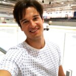 Ivan Zhvakin Instagram - Лёд - это... Твёрдая вода😂 Спасибо Кэп! А если романтизировать, то я б сказал, что для меня это иллюзия полёта, левитация!) Конечно, я говорю про быструю езду. Кто умеет, может, поймёт меня. Когда я на роликах или коньках развиваю скорость приближенную к (вот недайбох чуть чуть ногу не так поставить и меня может разложить на 33 части) ощущение, что ног у тебя больше нет, они отсутствуют! Складывается картина будто это я сам планирую над землей руками и могу входить в любые виражи, прям как Алладин на ковре самолёте👳🏻‍♂️. Но чтобы развивать такие скорости, нужно и уметь останавливать себя, иначе будете как я первые два года съёмок😂 Не знаю, как у вас, а я раньше тормозил в борт, причём не очень-то грациозно, эдакий камикадзе в миниатюре🤪. Ну и, конечно, нужно учитывать и про людей рядом. Они не курсе ищешь ты глазами борт или уже их принял за него😆. Надо быть осторожным! Но когда это больше тебя не беспокоит, катание приобретает иной, волшебный смысл, и ты как будто просто летишь и разрезаешь собой Пространство и Время, забывая обо всех проблемах в этой жизни, получая дозу адреналина от которого начинаешь любить ее, жизнь, больше!!) Спасибо всем тем людям, кто сделал вклад в то, на чем мы все катаемся! От души! А вы маневрируете или ищете борт?)) #лед #иванжвакин #костров #молодежка #redwings