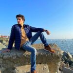 Ivan Zhvakin Instagram - Мой самый солнечный октябрь в России!☀️ Эти два дня пролетели, для меня, как минута и останутся в моем сердце, как самые тёплые воспоминания об этом городе! Туристов было совсем мало, но менее привлекательным он от этого не становится 😜 скорее наоборот. Купание в море сейчас - это уже конечно для особых любителей, но всё остальное порадовало меня как никогда! Чайки, Солнце, танцы, кукурузка, улыбки, самокат, фрукты и радующие глаза пальмы на каждом углу! Эдакие местные ёлки😄 Нас с Канопкой узнавали повсюду и от этого улыбки народу дарили в том числе и мы тоже! Хорошо когда командировка совпадает с такими ощущениями, что перелёт и дорога уже не кажутся тебе чём-то в тягость! Выгулял свои новые желтые кроссовки sprint trekker mid от @timberland_ru. Постоял в них на льду, прошелся по набережной и даже по камням полазил, нигде не натерли, легкие … как будто целый день провел в домашних тапках! Ну, а сейчас я на пути в Москву. Так не хочется думать, что там холод, дождь и вообще на носу зима! Но решил, что буду греться этими теплыми воспоминаниями! 👍 А вы чем согреваетесь??? #иванжвакин #сочи2021 #тимберленды Sochi, Russia