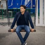 Ivan Zhvakin Instagram - В жизни бывает всякое. Вот и со мной случилось что-то такое, что выбило меня из нее почти на две недели!! Нет, я не заболел, и даже температуры не было. Я как будто умер внутри себя на время. Даже не как личность, а тело типа дальше жило. Нет! - полностью. Я не выходил на улицу. Потерял хоть какую-то мотивацию вставать со своей кровати. Разговаривать с кем либо. Перестал есть. Я знаю что даже неопытный человек, без вреда для своего здоровья может спокойно выдержать пищевую паузу в один, два дня. И периодически я сам устраиваю себе такой денёк,чтобы организм чистился и чувствовал себя легко. Но тут шла уже не первая неделя и пил я только соки. Головой-то понимал, что продолжительное голодание ни к чему хорошему не приведёт, но перебирая всю знакомую еду в своей голове, я не мог найти, что хотелось съесть. Ничего не хотелось! Вообще!! Видимо, на фоне этого начались и симптомы гастрита. Ко всему прочему добавилась непрырывистая боль в желудке. Единственная поза, при которой мне было более менее нормально - это поза эмбриона или калачиком 🥐 А почему? До сих пор не понял! В итоге, я перебывал в этой позе почти во всех углах своего дома и не понимал, что же мне делать дальше… А всё из за дурных вестей! Стоило только одной доминошке выпасть, как она потянула за собой всю остальную конструкцию. Благо в недавном времени эти дурные известия уступили место хорошим, и мне стало от этого полегче! Я первый раз нормально поел! Немного. Желудок ведь сузился и это было скорее радость канарейки🦜😄 Чёт поклевал, и живот прошёл. Возврат в обратное состояние шёл около двух дней. Я начал делать зарядку, и благодаря ей стало намного лучше…. и, знаете, как будто солнце вышло из-за туч!🌅 Теперь со мной всё в порядке и даже просушился я ниче так! Даже шесть кубиков снова всплыли на прессе😏 Но это скорее бонус, чем плюс, потому что не должно такое с людьми происходить. Это всё вроде как называется одним словом «психосоматика». Со мной такого никогда не было и надеюсь больше никогда не произойдёт! Мы всегда должны стараться пребывать в сильном расположении духа. В здоровом теле=здоровый дух. С кем-то было что-то подобное? Как спасались?! #иванжвакин #мысливслух