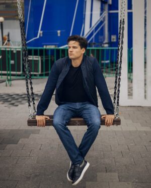 Ivan Zhvakin Instagram - В жизни бывает всякое. Вот и со мной случилось что-то такое, что выбило меня из нее почти на две недели!! Нет, я не заболел, и даже температуры не было. Я как будто умер внутри себя на время. Даже не как личность, а тело типа дальше жило. Нет! - полностью. Я не выходил на улицу. Потерял хоть какую-то мотивацию вставать со своей кровати. Разговаривать с кем либо. Перестал есть. Я знаю что даже неопытный человек, без вреда для своего здоровья может спокойно выдержать пищевую паузу в один, два дня. И периодически я сам устраиваю себе такой денёк,чтобы  организм чистился и чувствовал себя легко.  Но тут шла уже не первая неделя и пил я только соки. Головой-то понимал, что продолжительное голодание ни к чему хорошему не приведёт, но перебирая всю знакомую еду в своей голове, я не мог найти, что хотелось съесть. Ничего не хотелось! Вообще!! Видимо, на фоне этого начались и симптомы гастрита. Ко всему прочему добавилась непрырывистая боль в желудке. Единственная поза, при которой мне было более менее нормально - это поза эмбриона или калачиком 🥐 А почему? До сих пор не понял! В итоге,  я перебывал в этой позе почти во всех углах своего дома и не понимал, что же мне делать дальше… А всё из за дурных вестей! Стоило только одной доминошке выпасть, как она потянула за собой всю остальную конструкцию. Благо в недавном времени эти дурные известия уступили место хорошим, и мне стало от этого полегче! Я первый раз нормально поел! Немного. Желудок ведь сузился и это было скорее радость канарейки🦜😄 Чёт поклевал,  и живот прошёл. Возврат в обратное состояние шёл около двух дней. Я начал делать зарядку, и благодаря ей стало намного лучше…. и, знаете, как будто солнце вышло из-за туч!🌅 Теперь со мной всё в порядке и даже просушился я ниче так! Даже шесть кубиков снова всплыли на прессе😏 Но это скорее бонус, чем плюс, потому что не должно такое с людьми происходить. Это всё вроде как называется одним словом «психосоматика». Со мной такого никогда не было и надеюсь больше никогда не произойдёт! Мы всегда должны стараться пребывать в сильном расположении духа. В здоровом теле=здоровый дух.  С кем-то было что-то подобное? Как спасались?! #иванжвакин #мысливслух