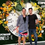 Ivan Zhvakin Instagram – Оглянуться не успел, а завтра уже осень!

Это лето выдалось очень трансформационным.
Работа работой, съемки съемками, но я бы отметил несколько других моментов.

Уже, наверное, каждый смирился с мыслью, что уже никогда не будет, как раньше. Каждый хоть раз задумался, «а как теперь по-новому»? 
Все мои друзья подмечают это!

Кстати о друзьях. В очередной раз понял насколько важно знакомиться с новыми людьми!

🎉 За это лето произошло множество встреч, о которых я даже не мечтал)! Уникальные люди с новыми для меня мыслями и мировоззрением. Общаюсь с ними и каждый раз ощущение, будто на другой планете побывал. 

✅ Съездил в Крым.
Эта поездка подарила мне настоящую бурю эмоций.

➡️ Влюбился! ❤️
Познакомились на пляжной вечеринке, на которую, как оказалось, мы идти не планировали, но так получилось.
Посмотрим, что из этого выйдет.)

➡️ Лагерь Артек тоже навсегда останется в моем сердце. ❤️
А так же это чудное море и солнце, которые  исцеляют и придают сил.

➡️ Там я Первый раз побывал на Нудистском пляже. 😂 Благо людей было не много, но сам ритуал выполнен.
Решил, что нужно иногда делать то, что вне шаблонов мышления! 

☝️Понял, что это движение больше не про демострацию себя, а про принятие себя среди людей. 💪
Тоже своего рода трансформация.

➡️ Ещё я стал чаще ходить на мероприятия и вечерние прогулки.
Но не скажу, что прям заряжаюсь от этого.
Знаю тех, кто без этого прям жить не может, но каждому своё и если всё в меру, то почему бы и нет🙃))

😌 Жалею только, что за это лето не успел повидаться с многими своими давними друзьями!
Обязательно нужно преодолевать любые расстояния и преграды и видеться с друзьями как можно чаще, создавать для этих встреч поводы. 

😉 Ну а с кем успел увидеться, хочется ещё!! Теперь уже в пальто и шарфиках глинтвейн в парках попивать будем от холода🍁).

Ну а если честно, хочу чтоб всех нас встретила не менее прекрасная Осень, как в песне у Ляписа:

Любовь всегда приходит летом в платьице зеленом,
А осенью любовь приходит в золотом.

А как прошло ваше лето??
Что запомнилось больше всего?👇 Moscow