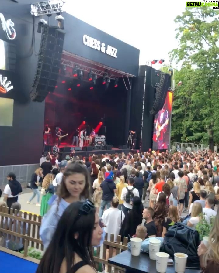 Ivan Zhvakin Instagram - Как же давно я не был на музыкальном концерте! А я ведь очень люблю музыку! В субботу она настигла меня в неожиданном месте и в не самом обычном формате. В саду «Эрмитаж» в эти выходные проходил фестиваль @chessandjazz, где выступали: Pompeya, Антоха MC, Feduk, Агутин. Безумное ощущение, когда зрители и гости сливаются в едином танце под общий бит знакомых треков! А те, кто не так кайфует от музыки и любит спокойный отдых, могли с легкостью насладиться партеечкой в шахматы на железных бочках. Я же люблю, когда качает зал от музыки и пространство заполняется энергией жизни и счастья. А что вам нравится больше на фестивалях? На каких были этим летом?