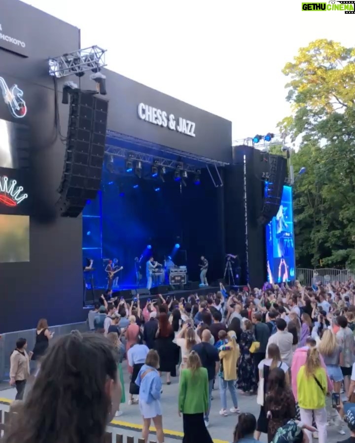 Ivan Zhvakin Instagram - Как же давно я не был на музыкальном концерте! А я ведь очень люблю музыку! В субботу она настигла меня в неожиданном месте и в не самом обычном формате. В саду «Эрмитаж» в эти выходные проходил фестиваль @chessandjazz, где выступали: Pompeya, Антоха MC, Feduk, Агутин. Безумное ощущение, когда зрители и гости сливаются в едином танце под общий бит знакомых треков! А те, кто не так кайфует от музыки и любит спокойный отдых, могли с легкостью насладиться партеечкой в шахматы на железных бочках. Я же люблю, когда качает зал от музыки и пространство заполняется энергией жизни и счастья. А что вам нравится больше на фестивалях? На каких были этим летом?
