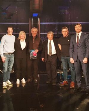 Ivan Zhvakin Instagram - Лично я себе никак не представлял, что меня пригласят на съёмки к легендарному 🥇🥇🥇Вячеславу Фетисову обсудить нашу хоккейную сборную. В студии собрались именитые игроки, комментаторы и от актерского цеха был еще Александр Носик.  А ведь было время, когда хоккей меня вообще никак не интересовал! И через какую необычную тропинку мне удалось к нему прийти и соприкоснуться с этой любимой на весь мир игрой🏒 Удивляет, что многие, кто снимался в «Молодежке», теперь так крепко ассоциируются с настоящими игроками)), а зрители ждут продолжения😆!.. Обязательно буду смотреть игры нашей сборной, особенно, если учесть, что эта Олимпиада проходит без зрителей. Даже не представляю, как им такоЭ 🧐Всех приглашаю поддержать мой порыв и заодно посмотреть эфир программы «Фетисов» в это воскресенье на телеканале Звезда в 23.00. 
Ну что будем болеть за наших??!) #иванжвакин #молодежка #фетисов #сборнаяроссии #костров #олимпиада2022 #звезда